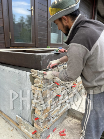 Натуральный камень Pharaon Кварцит мультиколор грубый, наружный угол  200x200;350 мм Натуральный камень Pharaon Кварцит мультиколор грубый, наружный угол  200x200;350 мм