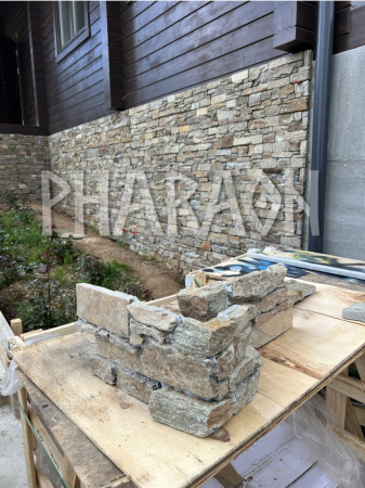 Натуральный камень Pharaon Кварцит мультиколор грубый, наружный угол  200x200;350 мм Натуральный камень Pharaon Кварцит мультиколор грубый, наружный угол  200x200;350 мм